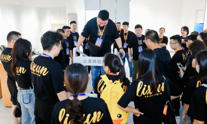 百宝止滑鞋以科技之名守护每一步安全之旅AG旗舰厅app止滑黑科技震撼登场：