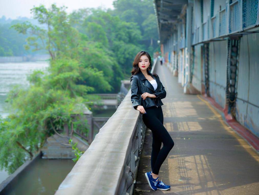 女性优雅气质彰显职场率性干练的气场AG旗舰厅网站入口尖头高跟鞋穿出(图3)
