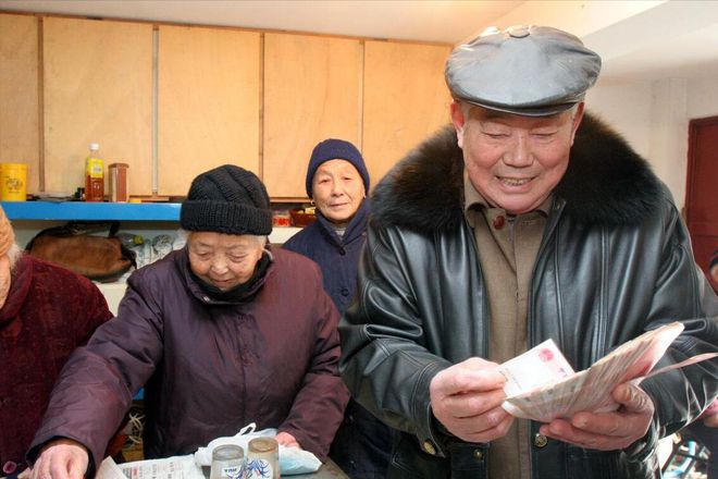 真相：有退休金比有存款的老人子女更孝顺AG旗舰厅网站首页发现一个很现实的家庭(图2)